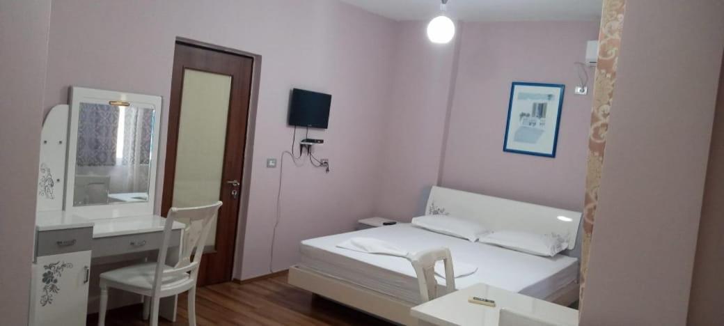 British Hotel Himare Bagian luar foto