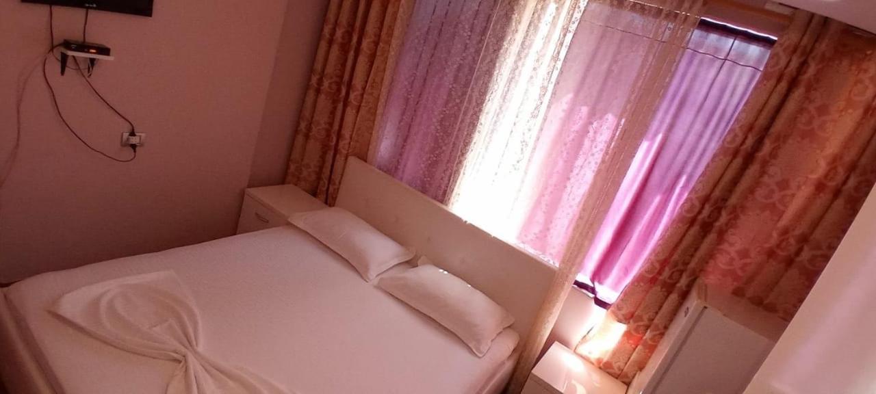 British Hotel Himare Bagian luar foto
