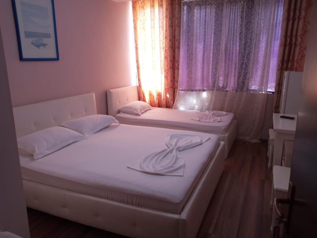 British Hotel Himare Bagian luar foto