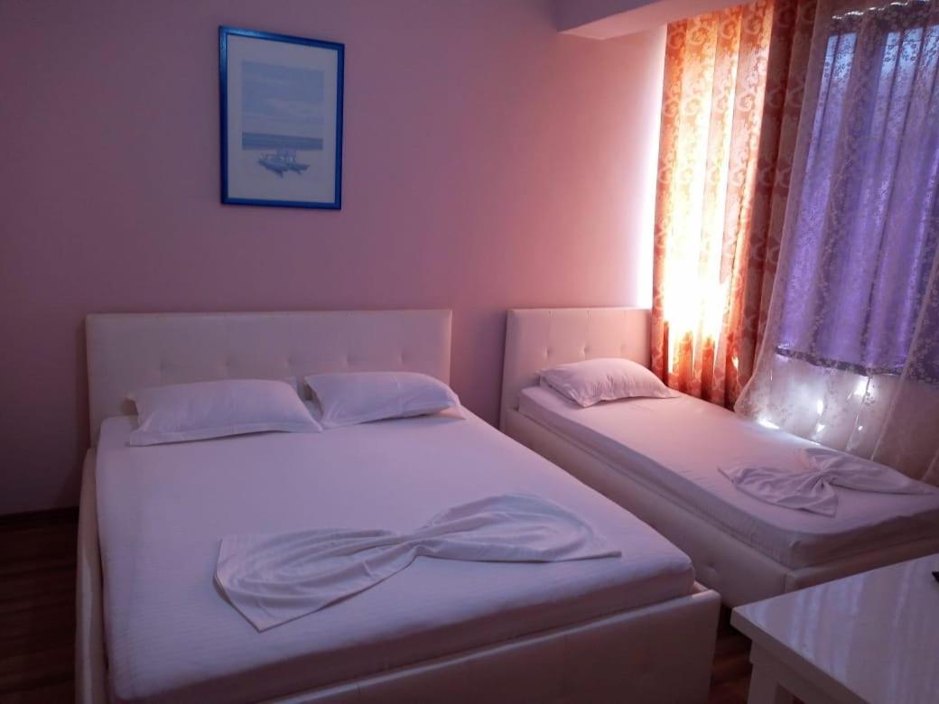 British Hotel Himare Bagian luar foto