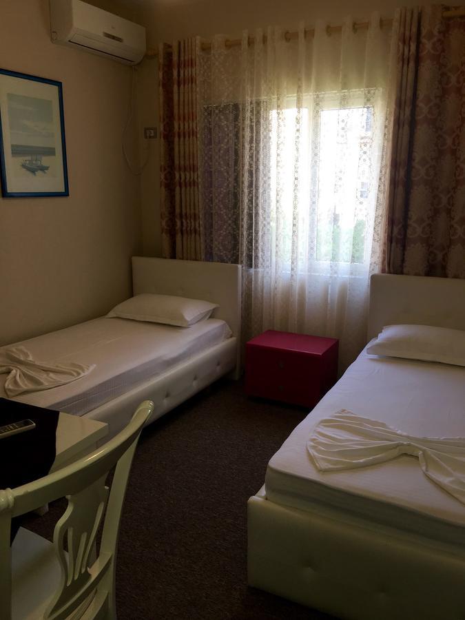 British Hotel Himare Bagian luar foto