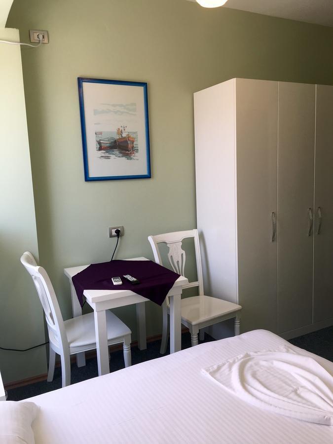 British Hotel Himare Bagian luar foto