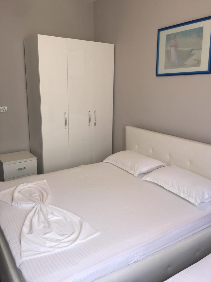 British Hotel Himare Bagian luar foto