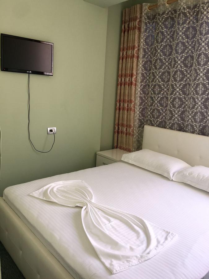 British Hotel Himare Bagian luar foto