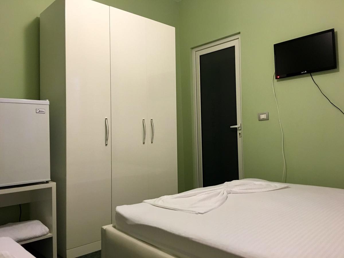 British Hotel Himare Bagian luar foto